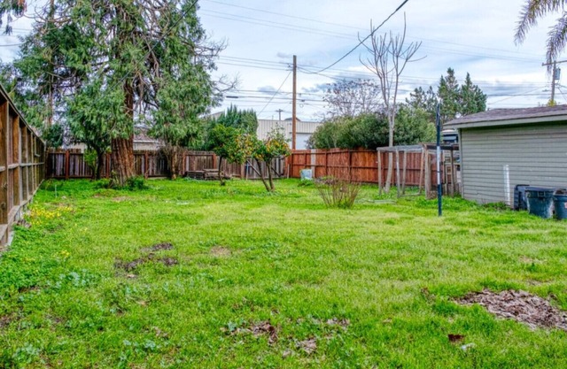 2BR Family Getaway w/Yard, Kitchen & Parking