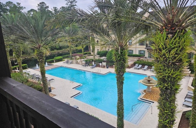 2BR Golf Retreat w/Pool-Jacuzzi-Gym & Free Parking