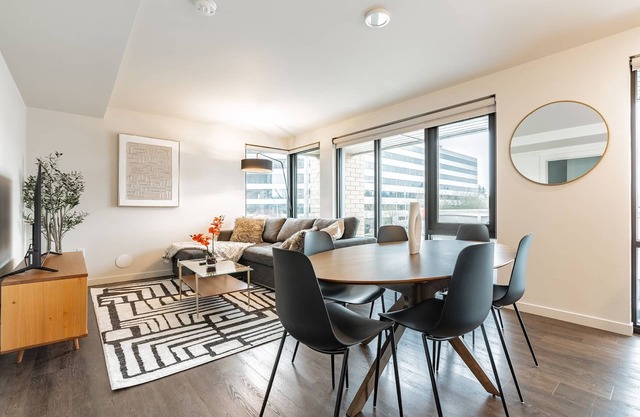 Luxurious 2-Bed Haven in DT Bellevue | Work & Play