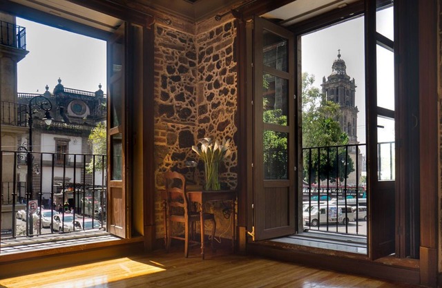 2BR historical suite w/ BALCONIES TO THE CATHEDRAL. Great for families
