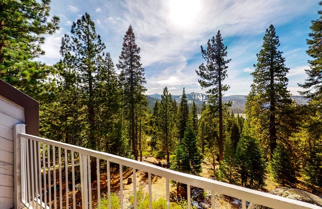 Beautiful Lake Home w/Great Views of Huntington Lake, Private W/D, 2 Large Decks