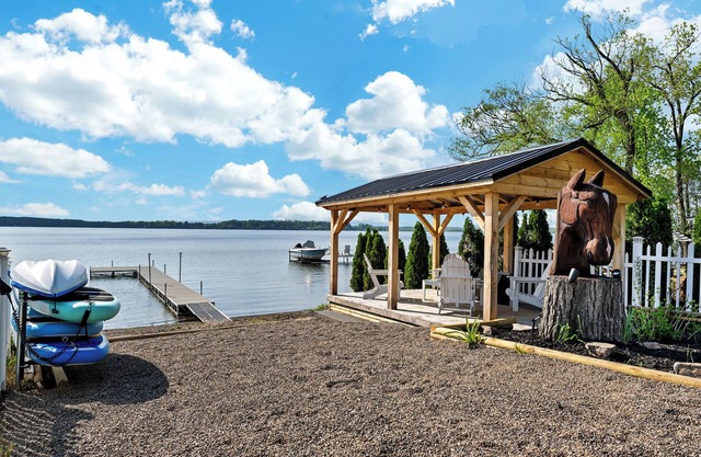 2br Lakehome, Close to track, Dock, beach, Small Pet Friendly, Renovated, C/A