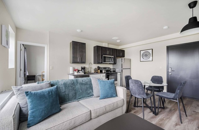 2BR Luxury Suite Near Henry Ford