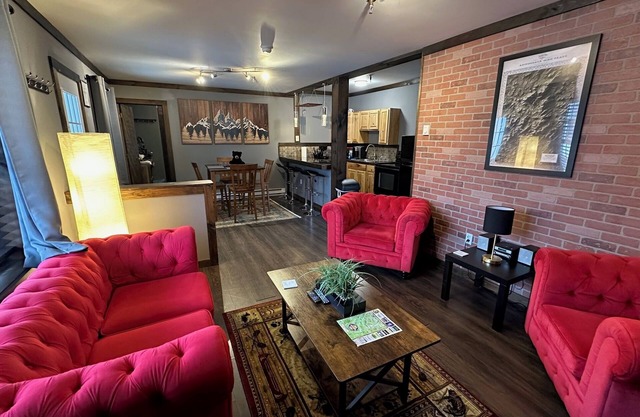2br Modern Condo #8 Walk to Main St & Mirror Lake