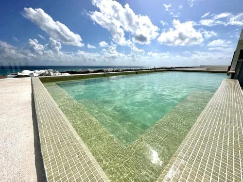 2BR Modern Condo - Rooftop Pool with Stunning Views