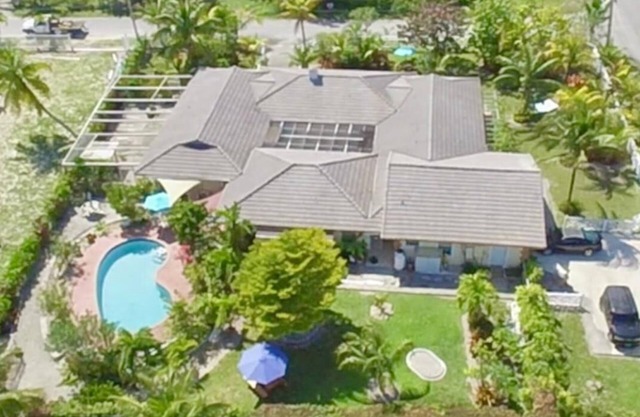 2Br near Coral Beach- Coconut Villa, hear the waves and relax!