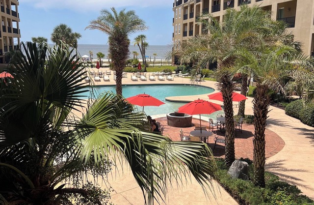 2BR Newly Renovated, Luxury Beach-Side Condo in Beautiful Pass Christian, MS.