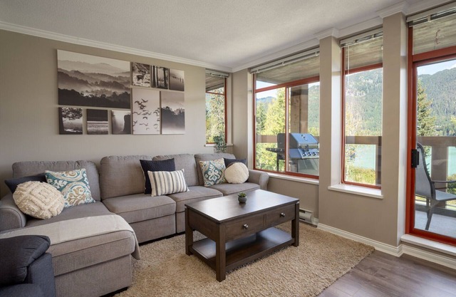 2BR - Exclusive Condo in Nicklaus North Golf Clubhouse | Views of Green Lake | Free Parking