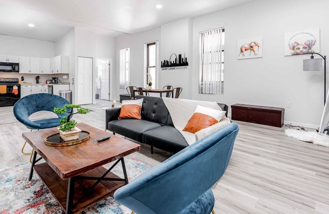 2BR Park Ave Townhome with parking by Cozysuites