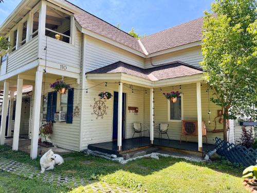 2BR Pet Friendly Gem with Garden