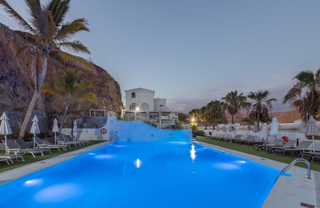2BR Private Terrace House - Solarium & Pool