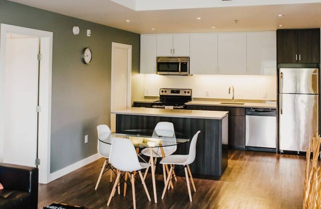 2BR Retreat with Gym, near Assiniboine Park Trails