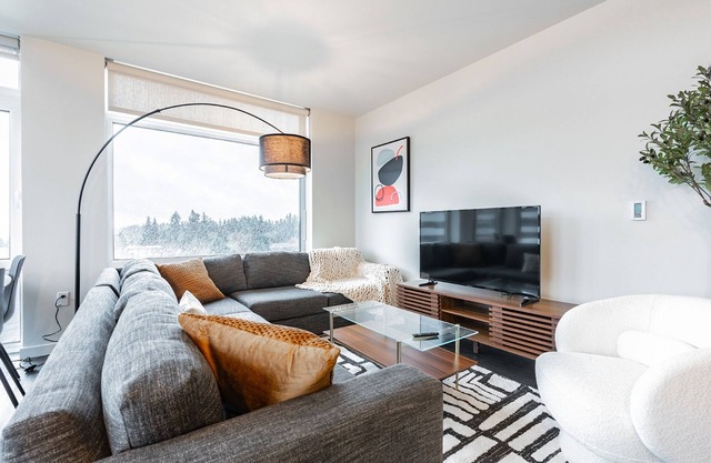 Bellevue 2BR | Modern Comfort & Prime Location