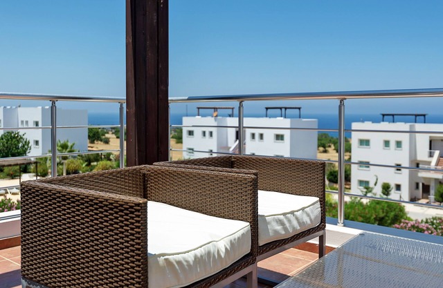 2BR Scenic Penthouse Apt with roof top BBQ