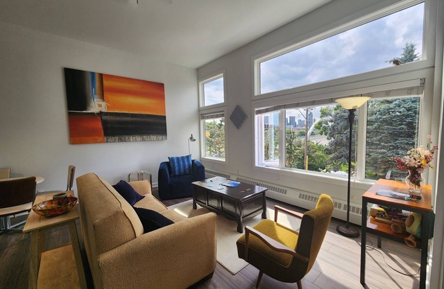 2BR,Sleeps 4-6, Big spacious feeling, free parking, rivers. 4min to confluence.