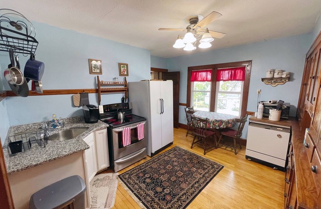 2BR Spacious Upper, Overlooking Kiwanis Park, Close to Everything!