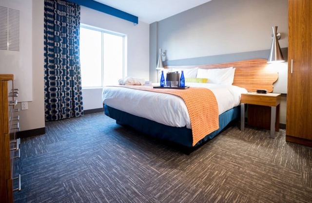 Endless Activities! Free Parking, 2 Onsite Pool, Near Jackson Square
