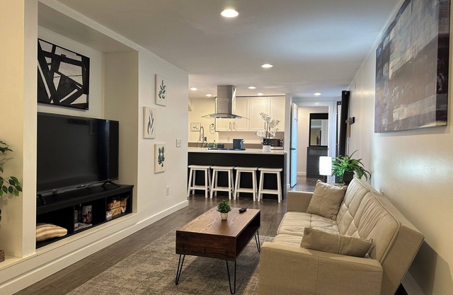 2BR Suite in a Charming Home by Lake Washington! Walk to town center.