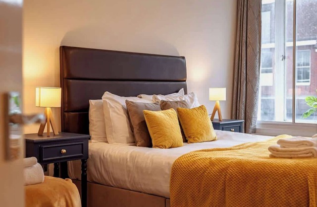 2BR APT Town Centre Location | Long & Short Stays - Fast WiFi - Sleeps upto 7!