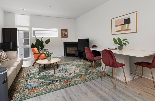 2BR Townhouse in Seattle + Pets OK