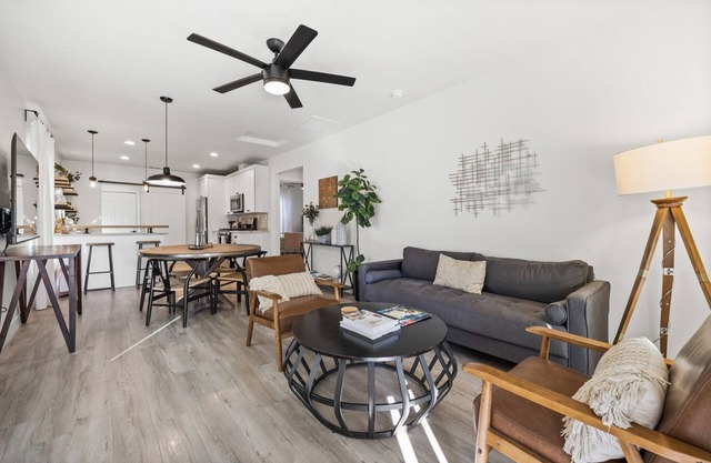 2BR Urban Retreat w/ Netflix & Laundry, near DT Sac