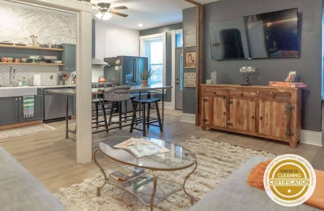 2BR w/ Workspaces & Deck / ABODEbucks