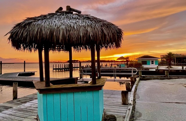 2BR Waterfront Cottage with the Most Spectacular View of lighthouse!