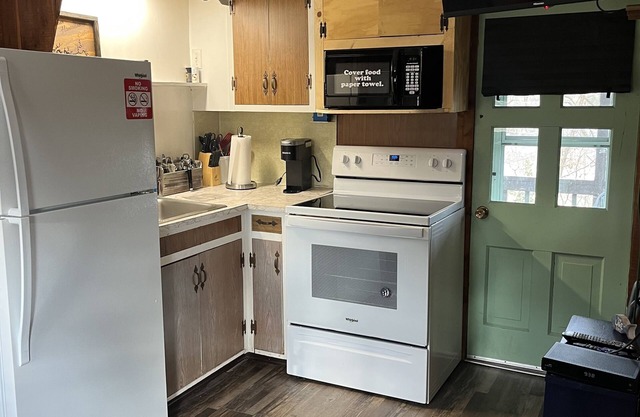 2BR1BA cottage- Seasonal lake view, minutes to Lake Cumberland Regional Hospital
