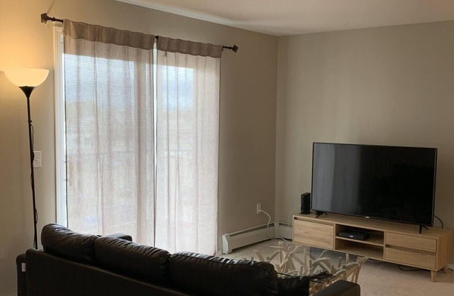 2BR2Bath + Den Condo In der Nähe von Westview mit UG-Parkplätzen