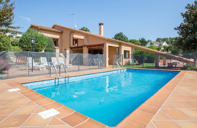 2CIP01-10pax - House with capacity for 10 people and private pool located in a quiet area