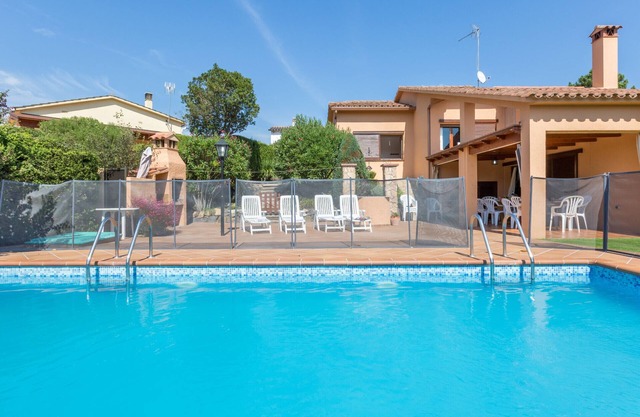2CIP01-12pax - House with capacity for 12 people and private pool located in a quiet area