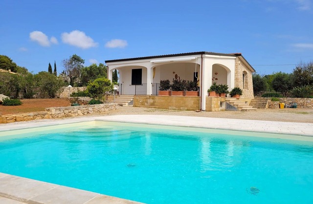 2 km zum Sandstrand: Hübsche Villa mit Pool
