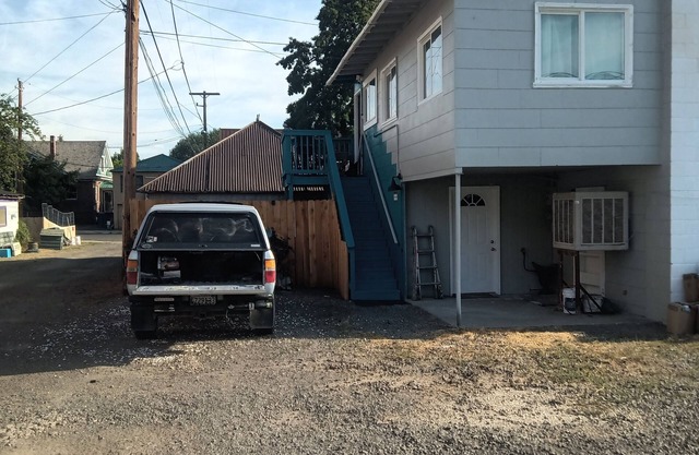 Located above the Polar Bear, Pet Friendly 2nd Floor 2 Bedroom, Mountain Views