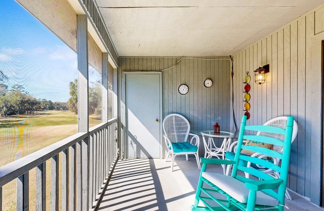 2nd-floor Condo retreat with screened porch and golf course views