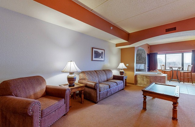 2nd-floor condo with elevator, jetted tub, full kitchen, & fireplaces