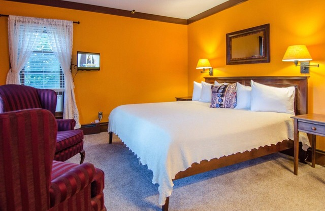 2nd Floor King B&B guestroom in Downtown Shelburne - Delicious Breakfasts! VAN