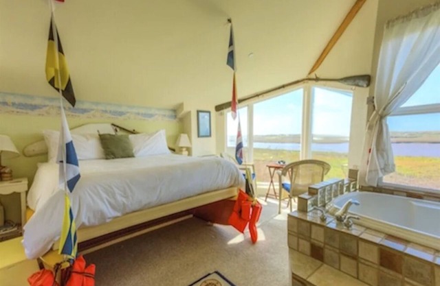 2nd floor, panoramic views, 2-person soaking tub, fireplace
