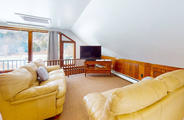 2nd-floor riverfront studio with mountain views, firepit, 2 canoes, & partial AC