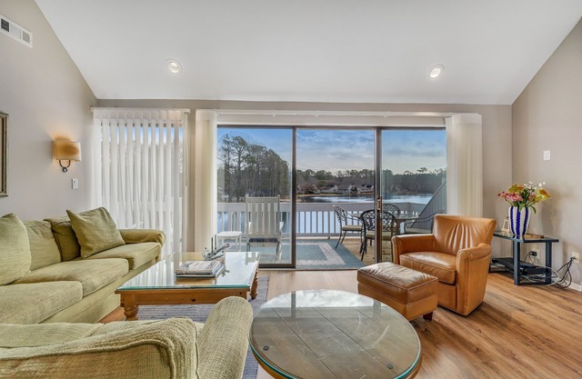 2nd-floor Sea Colony Tennis condo with pool, sauna & basketball court