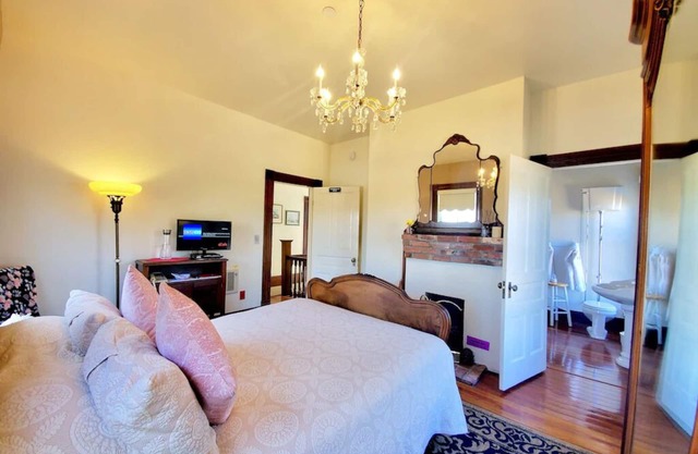 Historisches Zimmer mit romantischer Badewanne und Blick auf das Wasser