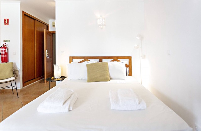 2px, terrace and access to pool