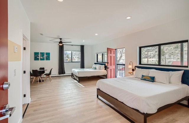 2x King Room, A/C, Balcony, Mtn Boutique Motel