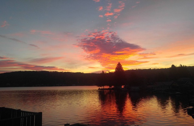 3 1/2 Bedroom 1 + 1/2 Bath Family Lakefront Cottage on Lime Lake Near E-ville