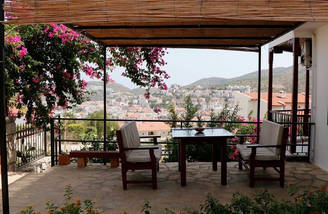 3+1 Bahçeli deniz ve şehir manzaralı konak