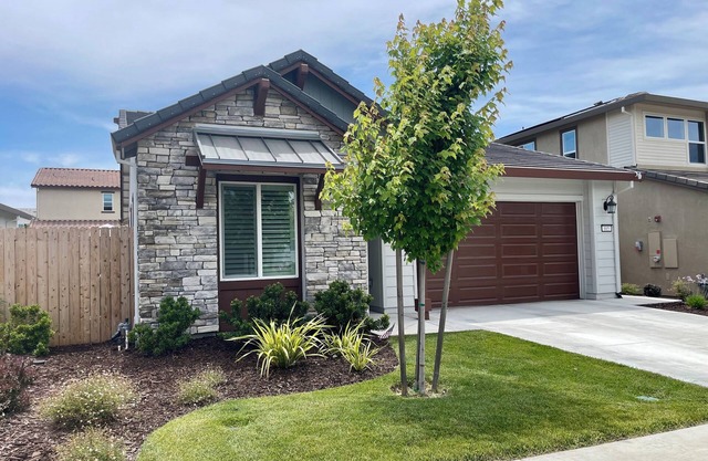 3/2 - Family Friendly, Fully Furnished w/ Jacuzzi