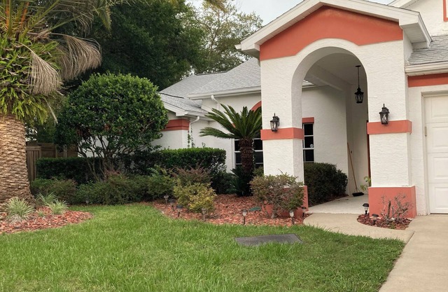 3/2 pool home in Crystal Oaks with WiFi and AC