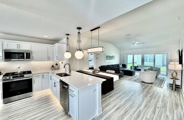 3/2 w/Golf Cart in The Village of Waters Edge
