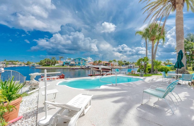 3/2 Waterfront Canal Home w/ Private Pool, Kayaks, Gulf Access, Dock, Fishing, Dolphins