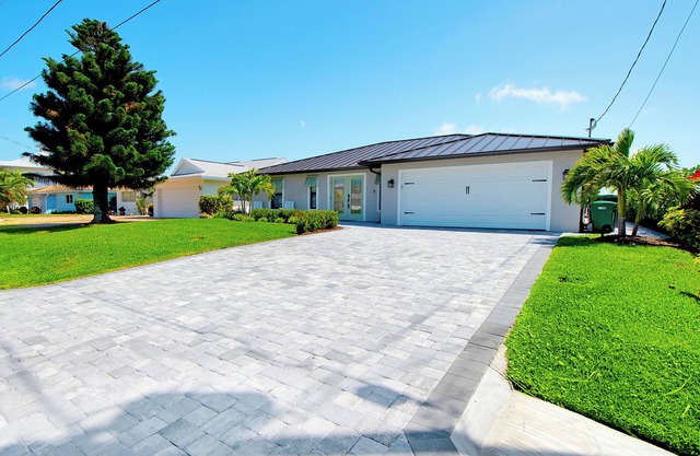 3/2 with Pool - Isles Of Capri, Naples and Marco Island area. Pompano Bay View