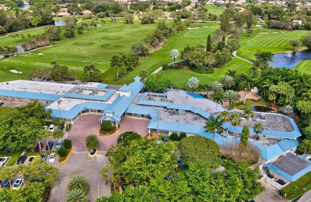 3/3 LAKEFRONT HOUSE w/HEATED POOL, GOLF CLUB, PICKLEBALL, TENNIS, NEAR BEACH